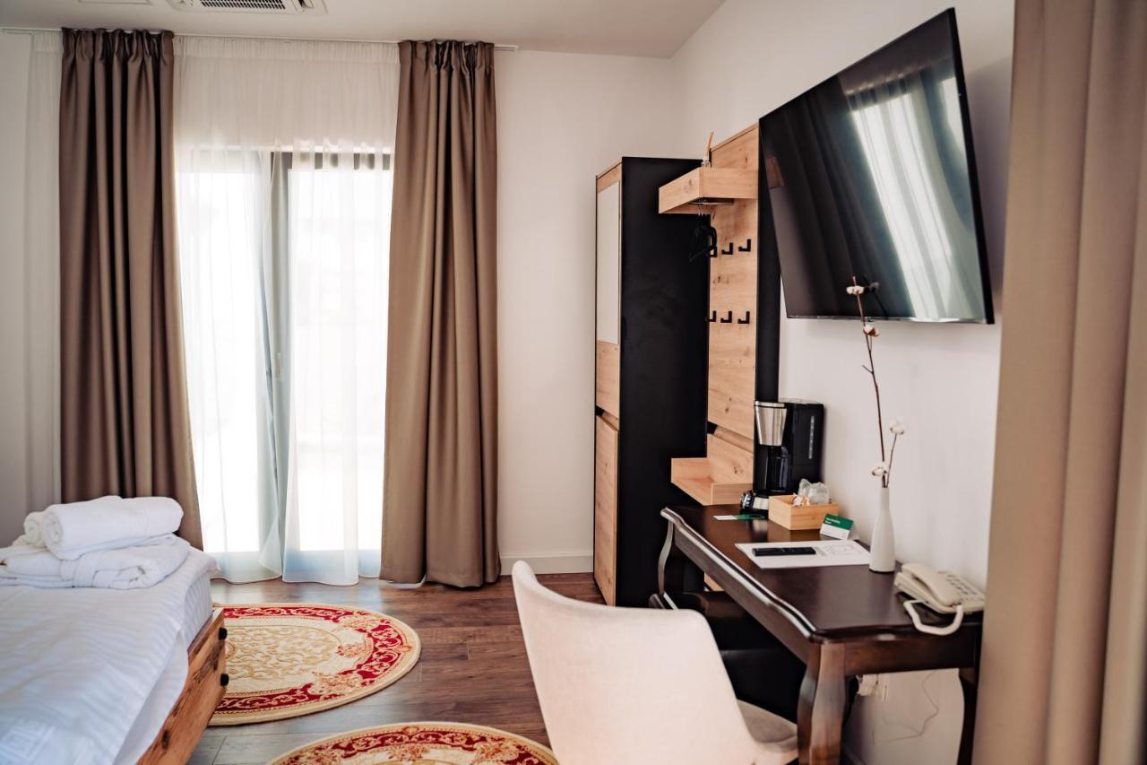 Hotel B4 Nagyvárad Kültér fotó