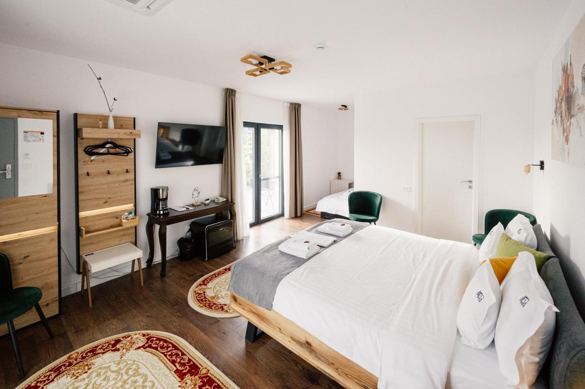 Hotel B4 Nagyvárad Kültér fotó